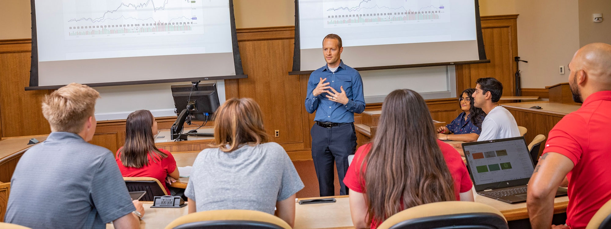 Several students listening to a lecture 