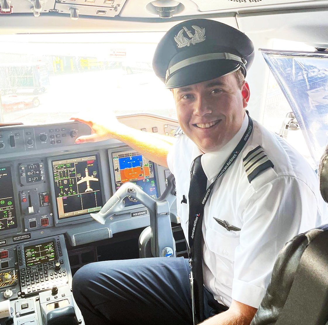 Pilot Matt Gense, 航空学院 Studies Alumnus Sitting in a cockpit of a airplane
