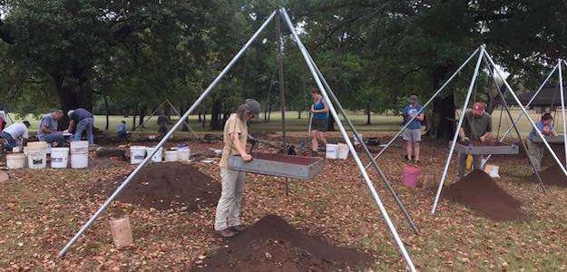 皇冠体育研究 Header Image, OAS researchers excavating at Ft. Washita