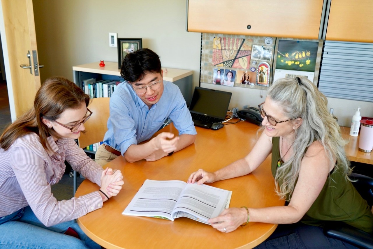 Lori L. Jervis, Professor of Anthropology and a Co-Director of the 应用社会皇冠体育研究中心, guides students with their problems