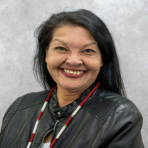 Kellie Jo Lewis, 差距 Event Chair.