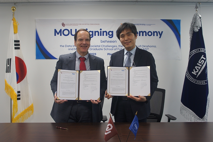 David Ebert, Ph.D., DISC director, and Sung Pil Park, KAIST director