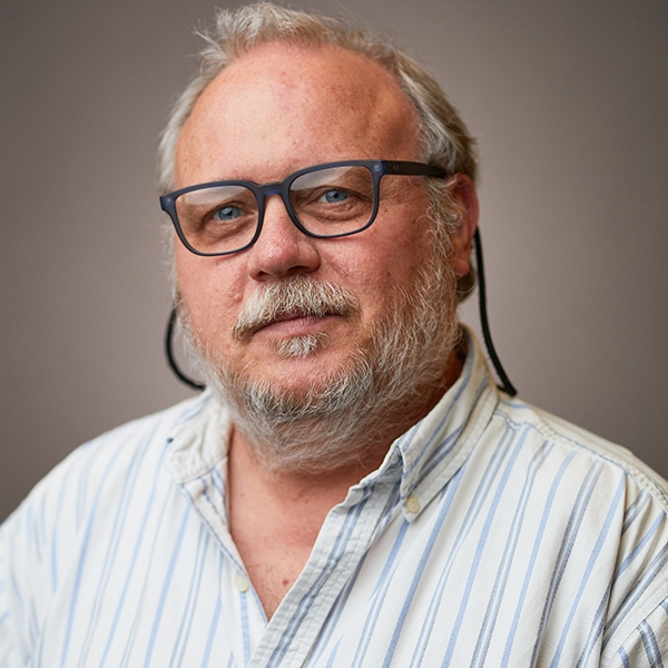 Dr. Ralph Beliveau, 专业写作 Area Head