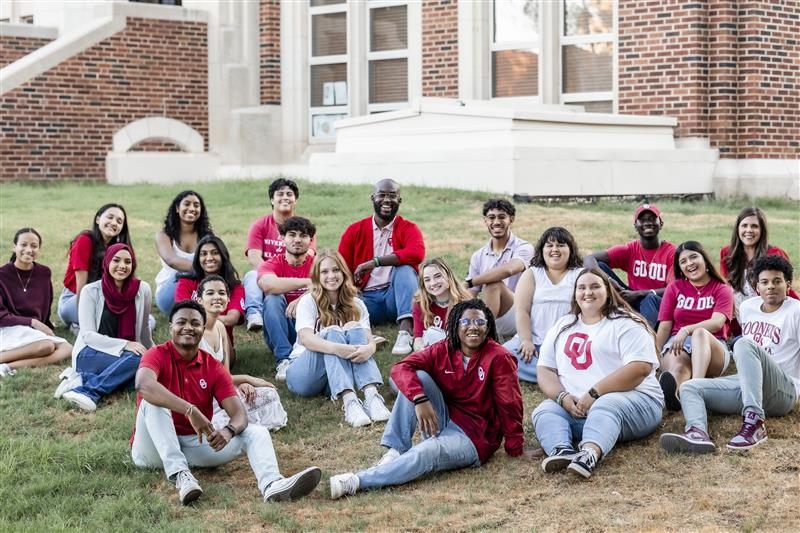 Group photo of Henderson Scholars outside on the grass. 