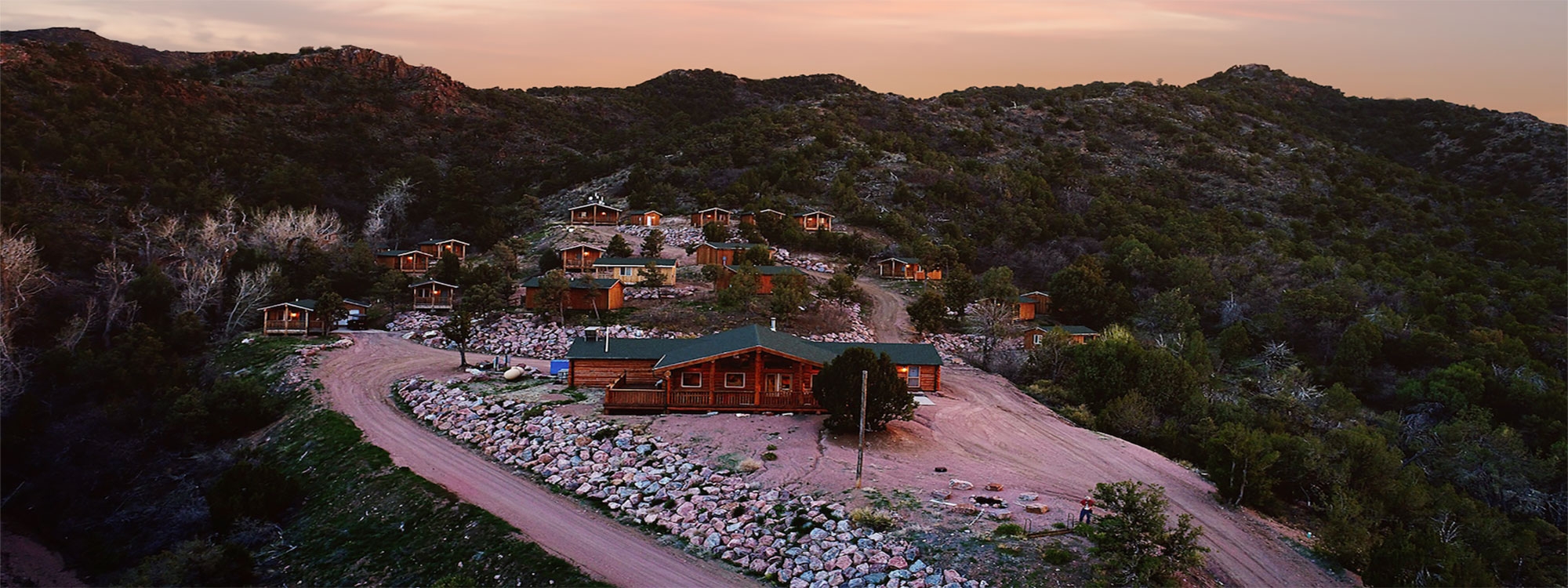 巴特尔野战营 cabins at sunset.