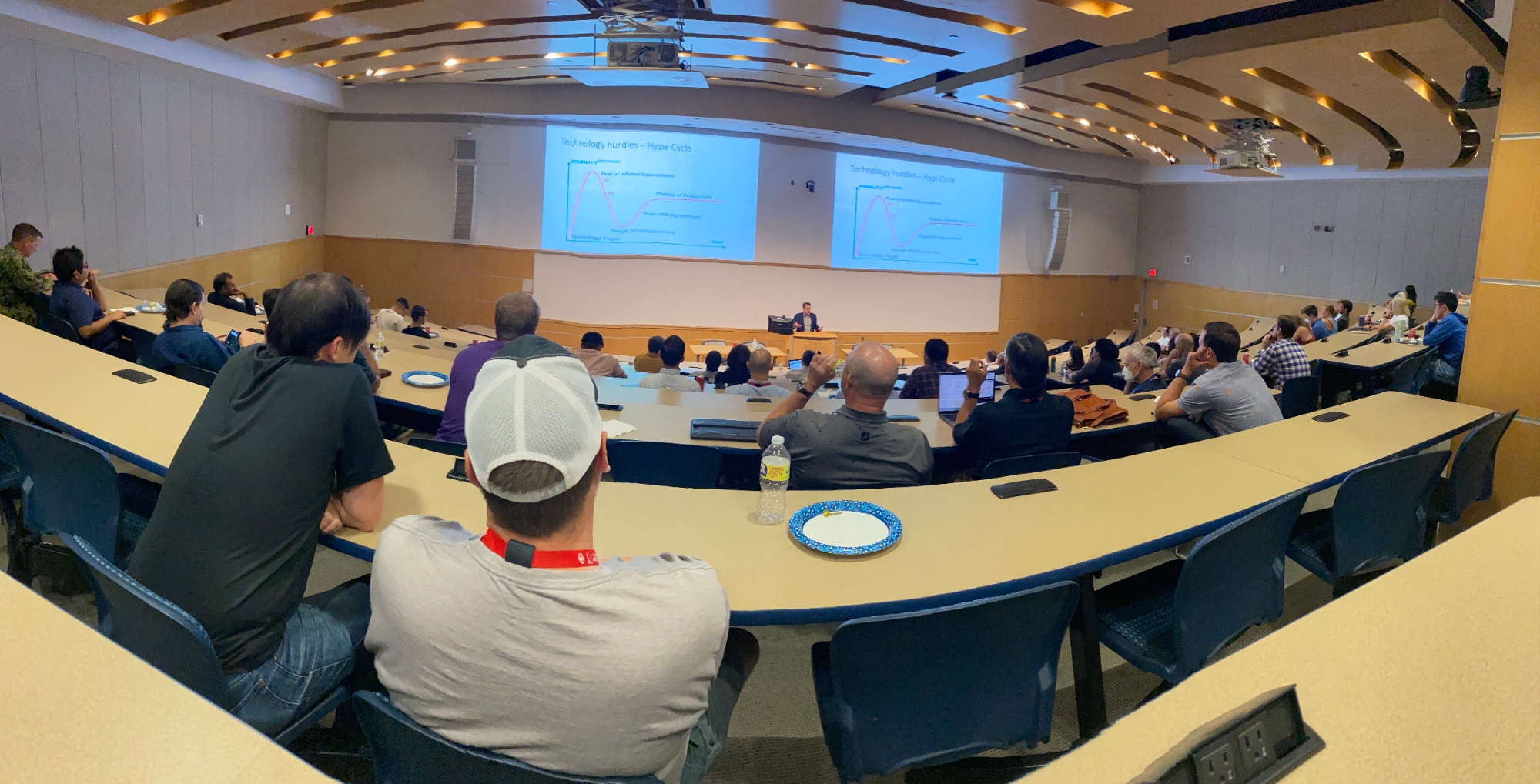 Attendees at the OADII杰出讲座系列：计数器UAS