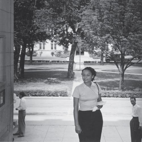 艾达·路易斯·西普尔·费舍尔 entering Monnet Hall