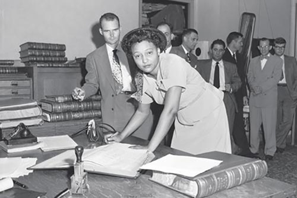 艾达·路易斯·西普尔·费舍尔 signing the roll of attorneys after passing the Bar Exam.