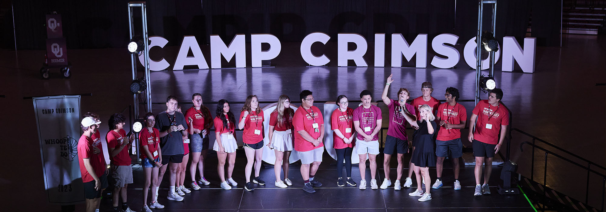 Campers and OU staff on the stage during 2023 营深红色.