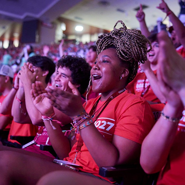 Campers in the stands during 营深红色 opening session.