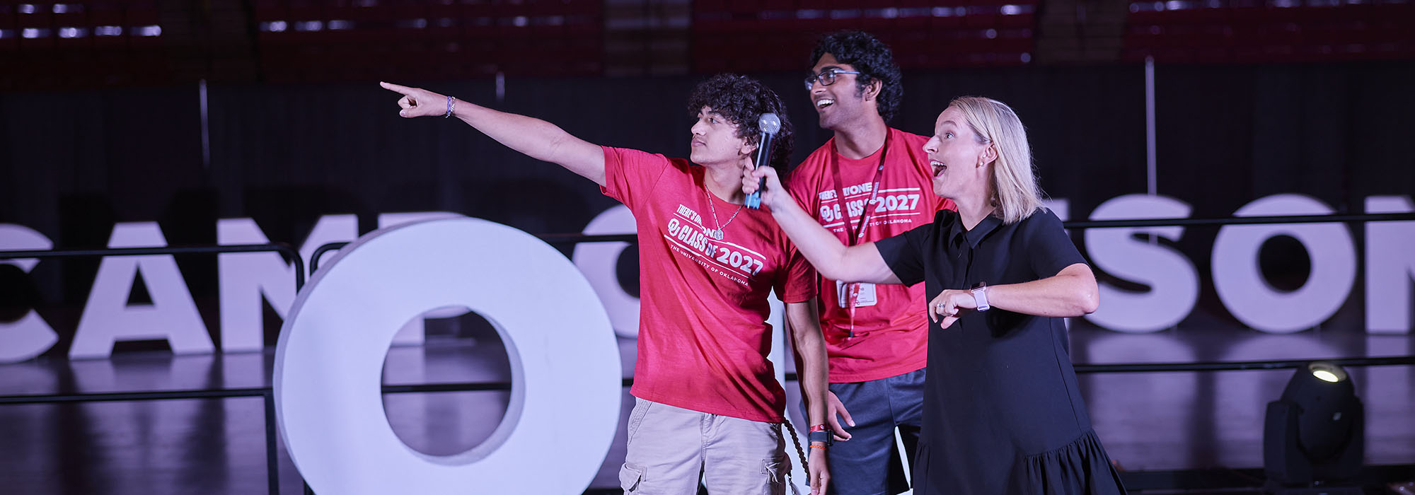 Campers and OU staff on the stage during 2023 营深红色.