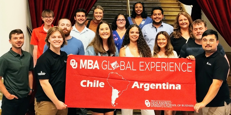 Students hold a sign which reads "OU MBA Global Experiences, Chile Argentina. Price College of Business Gene Rainbolt Graduate School of Business, 皇冠体育
