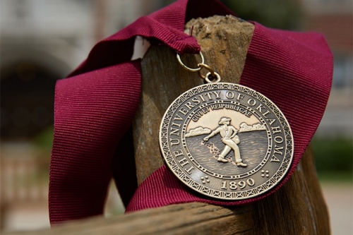 Photo of OU Medal which reads 皇冠体育 1890