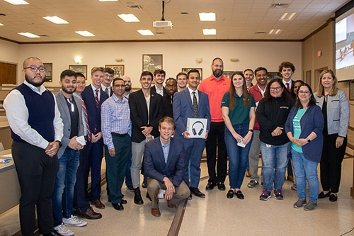 Various MIS students and competition sponsors gather for a group photo.